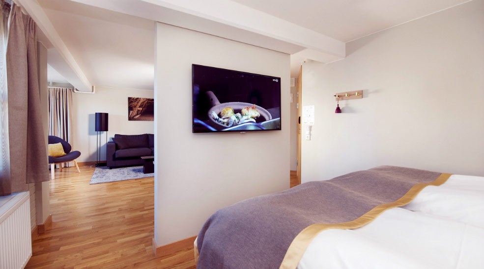 Dobbeltseng og TV i Deluxe dobbeltrom på Clarion Collection Hotel Bryggeparken